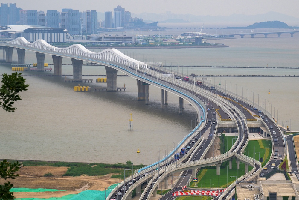 Macao Bridge to remain open to cars during a no. 8 typhoon signal 