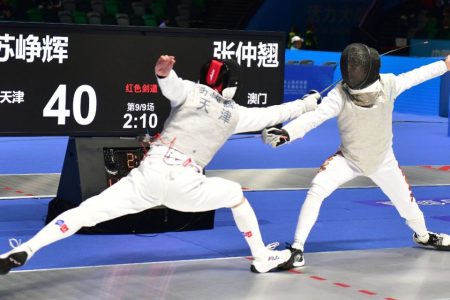 Cheong Chong Kio (right) in action during Macao’s men’s team foil match against Tianjin at the National Games