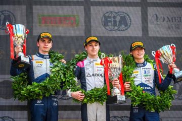 Olivieri survives wild opening lap to win chaotic Macau F4 qualification race
