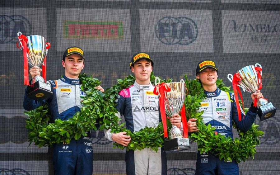 Olivieri survives wild opening lap to win chaotic Macau F4 qualification race