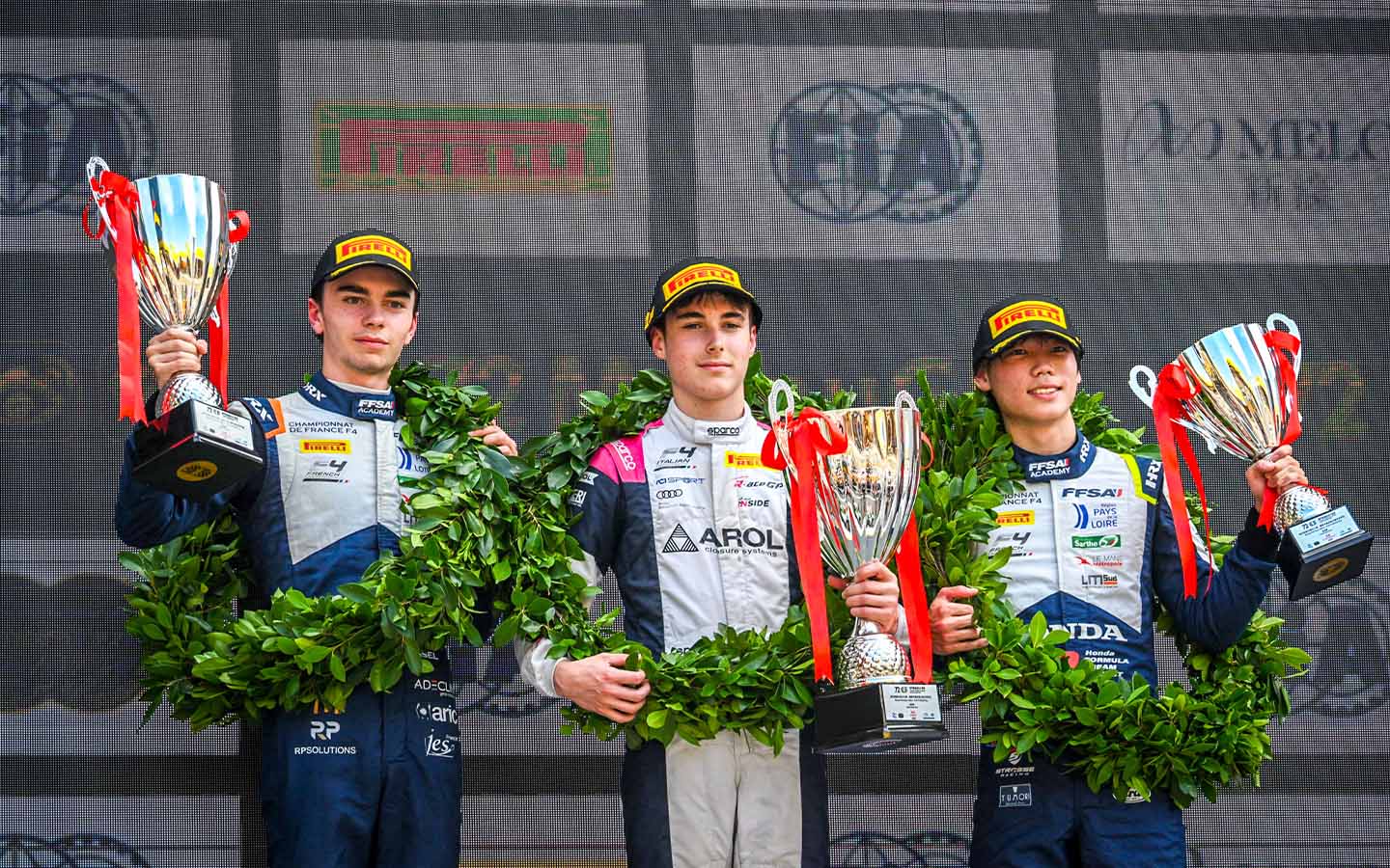 Olivieri survives wild opening lap to win chaotic Macau F4 qualification race
