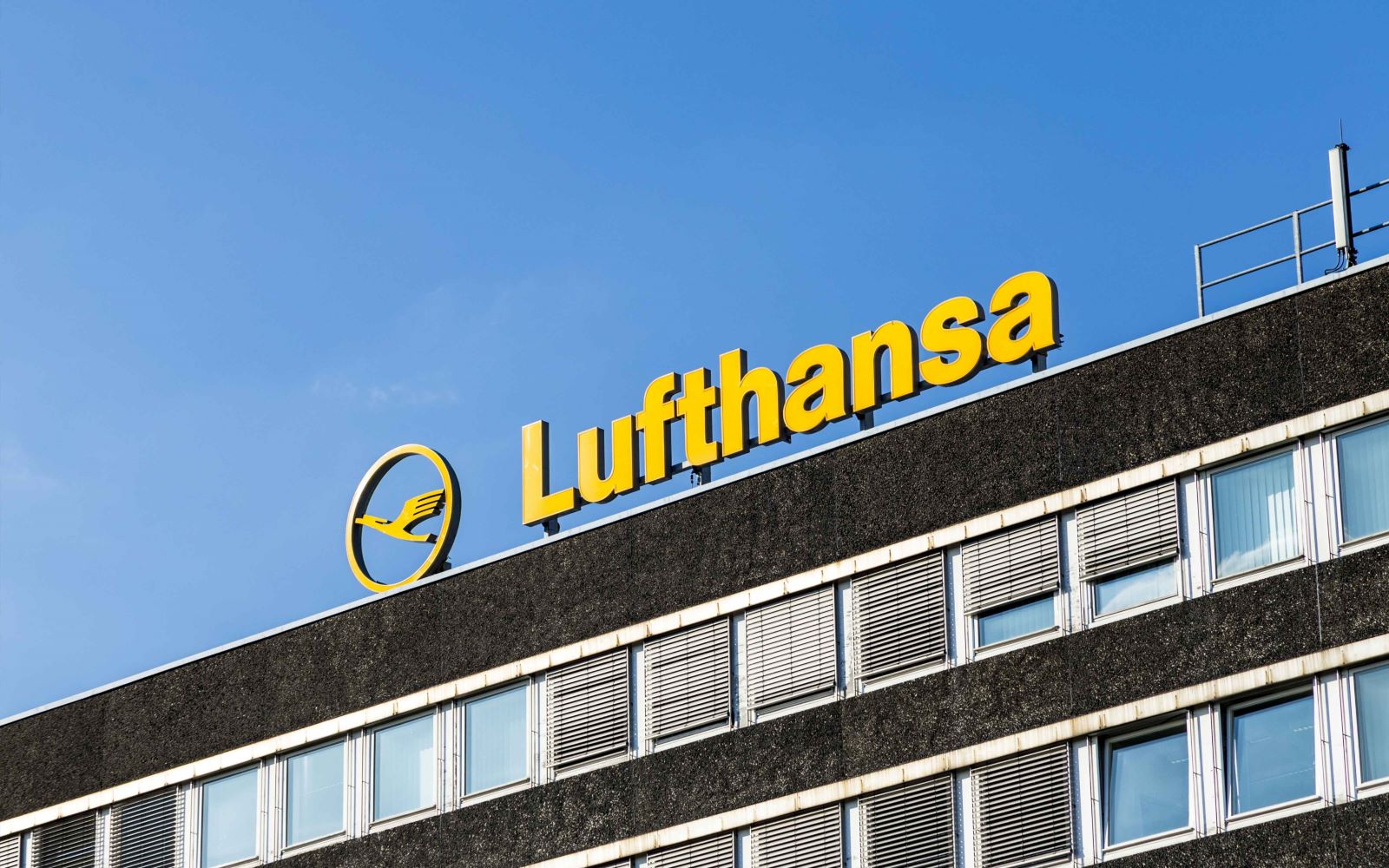 Lufthansa enters race for TAP Air Portugal stake