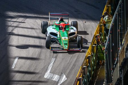 Olivieri survives wild opening lap to win chaotic Macau F4 qualification race