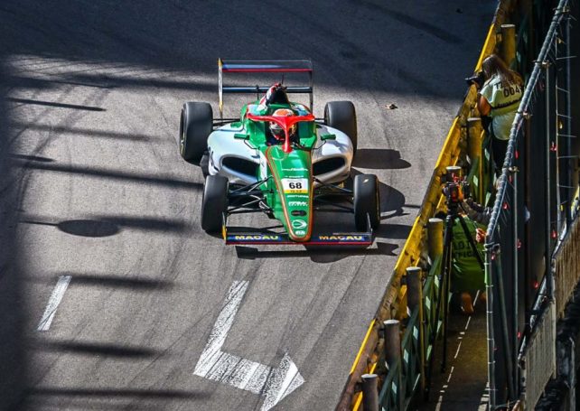 Olivieri survives wild opening lap to win chaotic Macau F4 qualification race