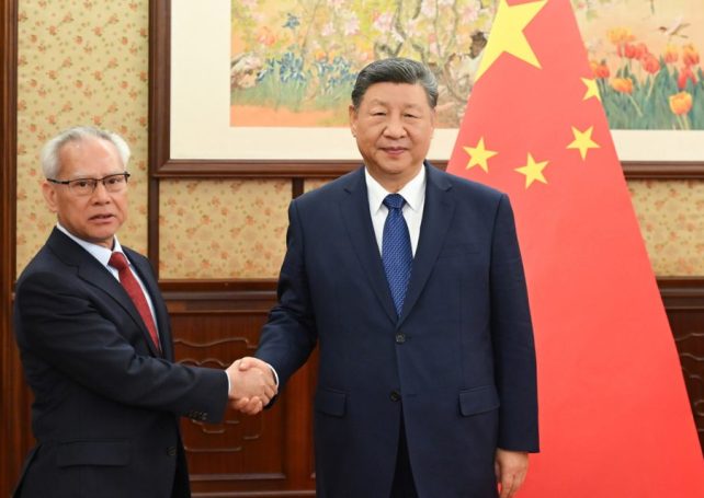 Chief Executive Sam Hou Fai briefs President Xi Jinping on the SAR government’s work