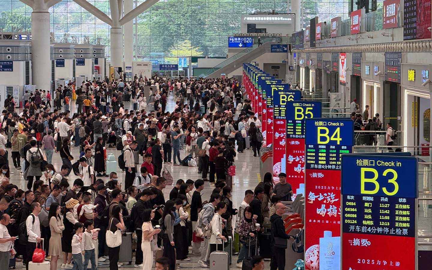 Shenzhen’s main train station breaks records, but passengers complain of overcrowding