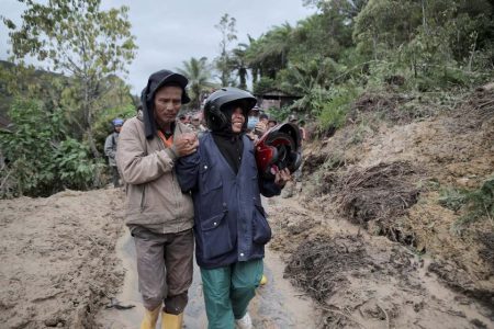 Death toll from floods and landslides in Southeast Asia tops 900