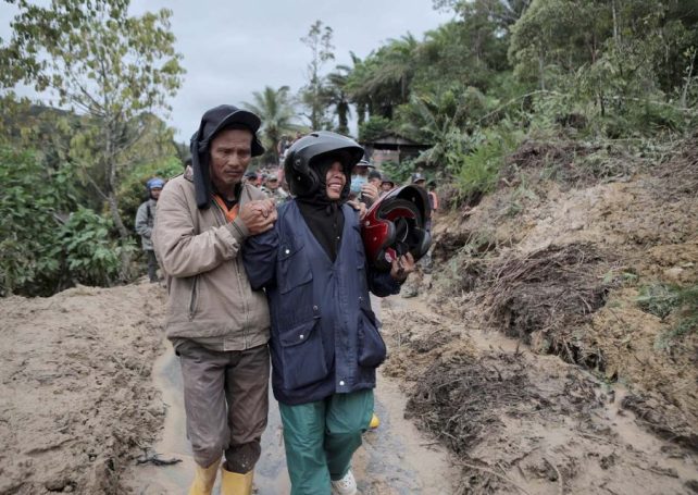 Death toll from floods and landslides in Southeast Asia tops 900