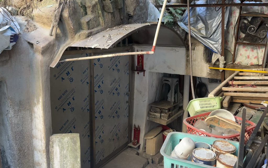 Entrance to the hidden tunnel located in Pátio da Mina