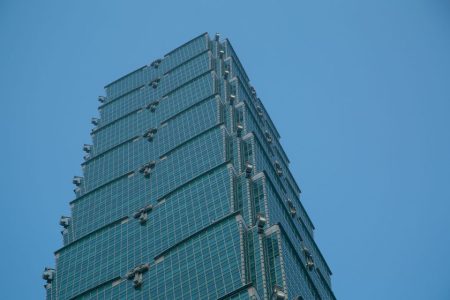 Alex Honnold free-solos Taipei 101 in historic skyscraper ascent