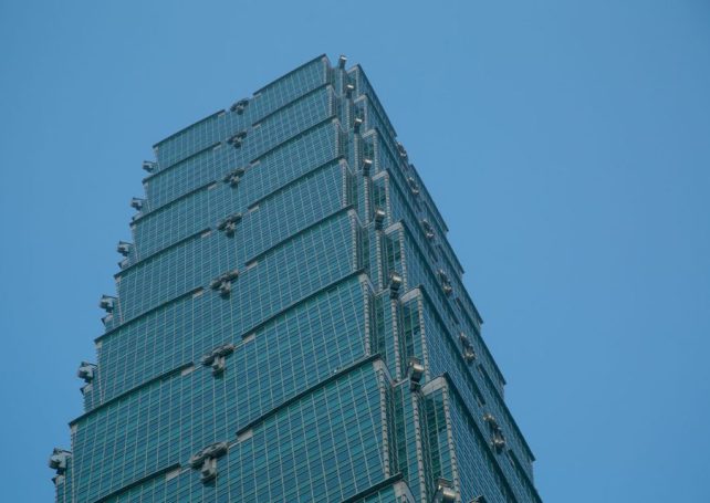 Alex Honnold free-solos Taipei 101 in historic skyscraper ascent
