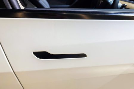 China to ban Tesla-style concealed car door handles in world first