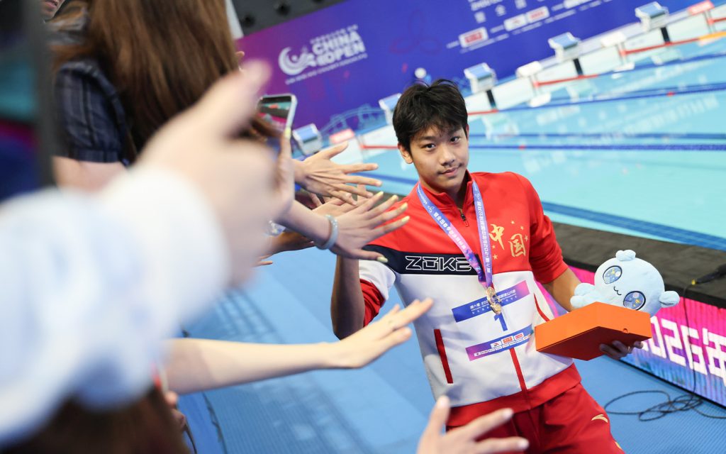 Zhang Zhanshuo interacts with spectators after winning the men’s 1500m freestyle at the 2026 China Swimming Open in Shenzhen, Guangdong, on 20 March 2026