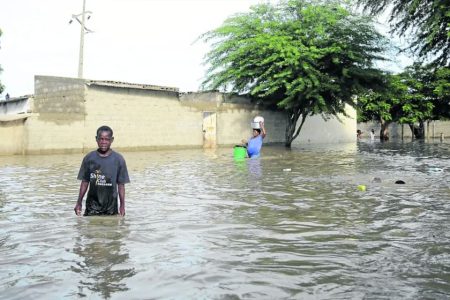 Angola flood deaths rise as rescue race intensifies