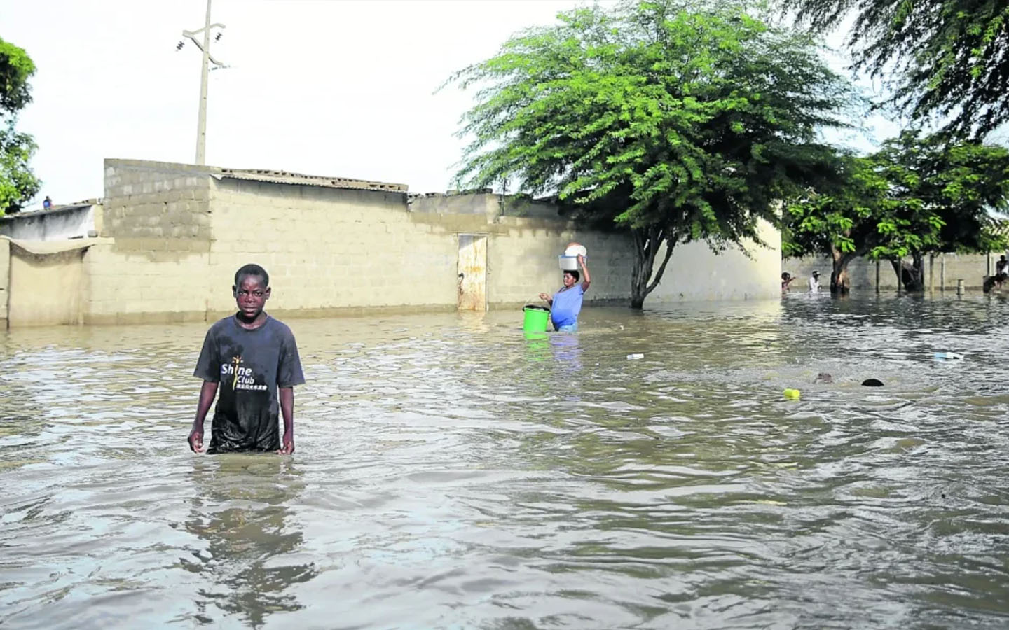 Angola flood deaths rise as rescue race intensifies
