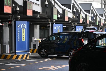 GBA Motorists urge expanded in-car checks to ease border queues GBA Motorists urge expanded in-car checks to ease border queues