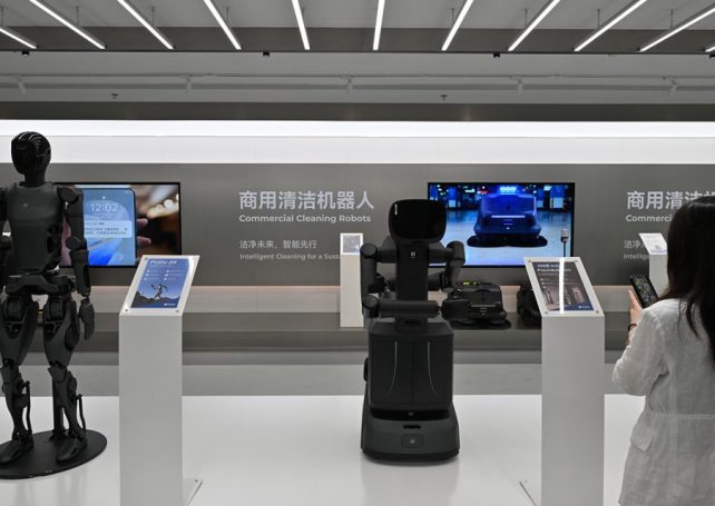 Shenzhen’s robotics industry surpassed 240 billion yuan in output last year 