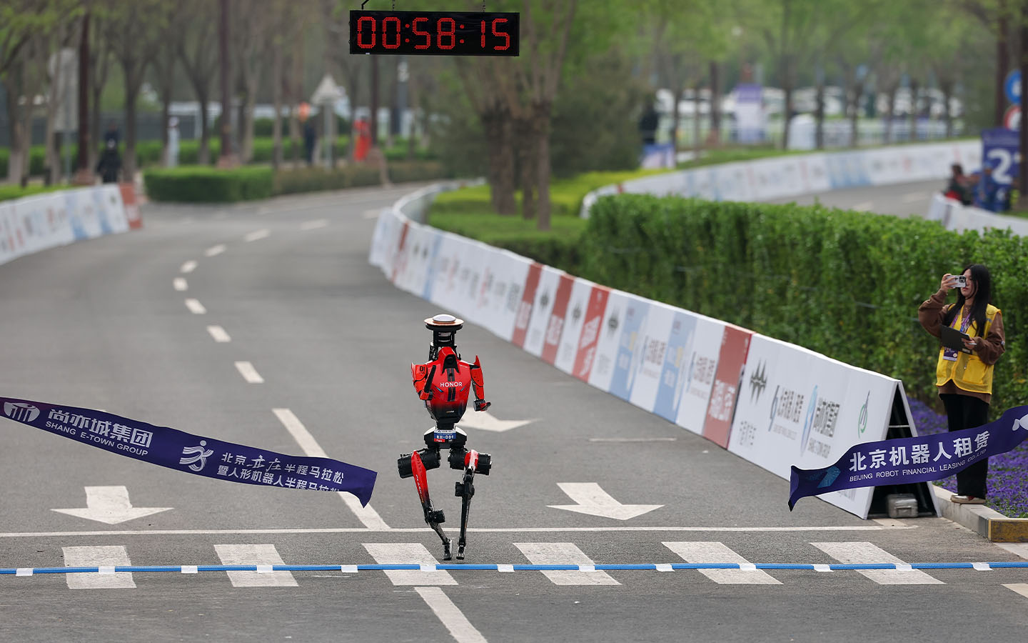 Shenzhen’s Honor robot smashes the human world record at the Beijing half-marathon